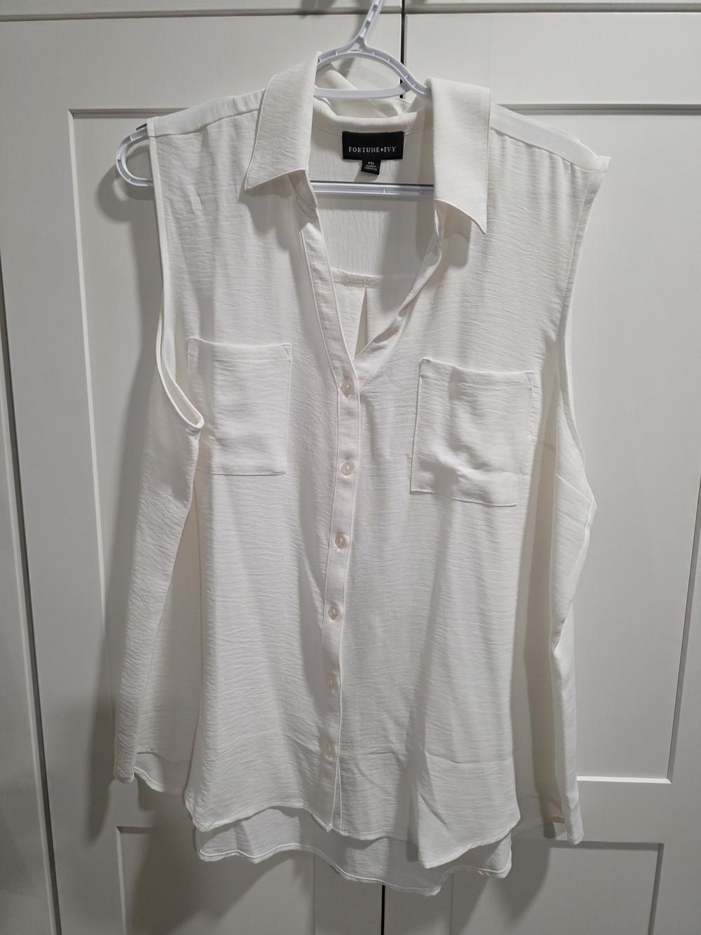 Fortune & Ivy White Sleeveless Button-Down Crop Top